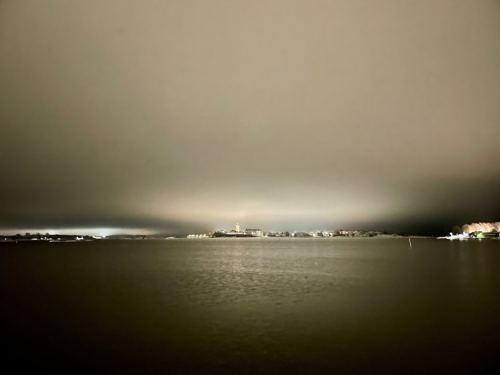 Näkymä Kaivopuistosta meren yli Suomenlinnaan.