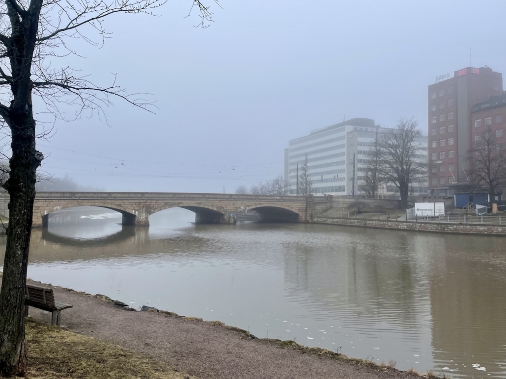 Pitkäsilta sumussa.