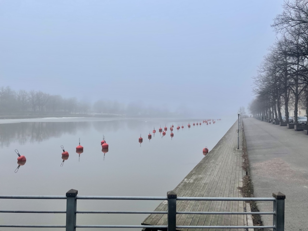 Oransseja venepoijuja Siltasaaren rannassa.