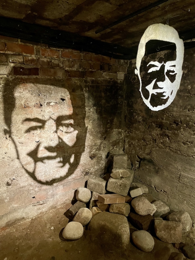 Kalle Taivaisen teos Ricky Gervais Laterna Magican näyttelyssä.