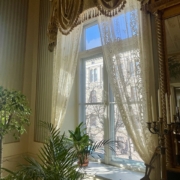 Ikkunanäkymä Sinebrychoffin taidemuseosta.