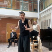 Red Nose Companyn näyttelijä näytelmässä Aleksis Kivi.