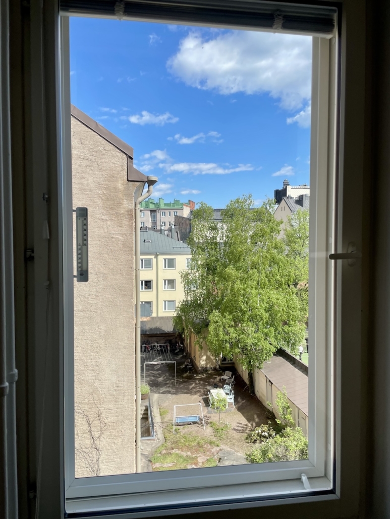 Näkymä ikkunasta kerrostalon pihalle.