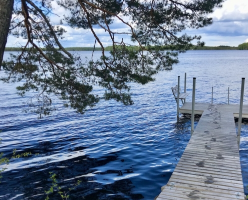 Soinin Iiroonjärven uimalaituri ja järvimaisema.
