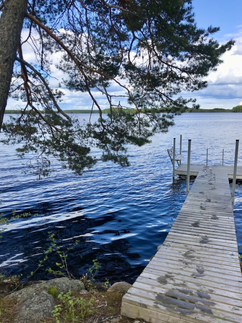 Soinin Iiroonjärven uimalaituri ja järvimaisema.
