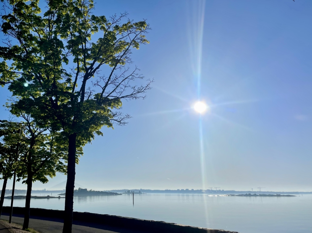 Meren autere aurinkoisena kesäaamuna Kaivopuiston rannassa.