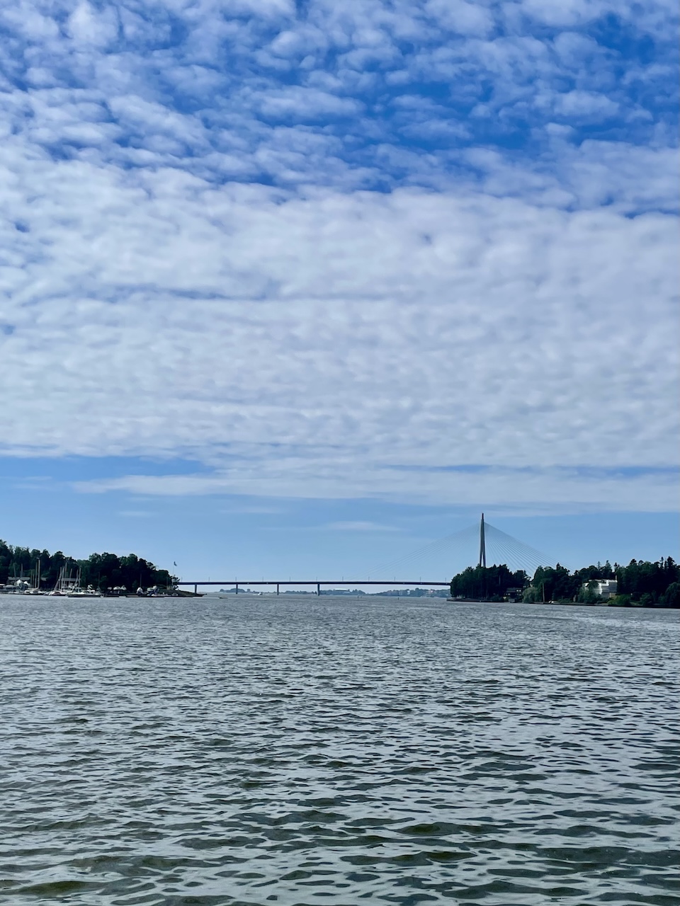 Kruunusilta Herttoniemenrannasta Kruunusilta Herttoniemenrannasta käsin katsottuna.