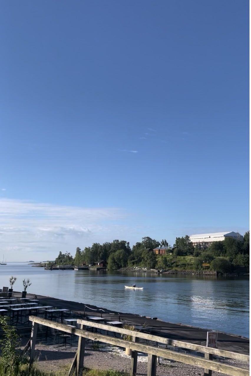 Yksinäinen meloja matkalla kohti avarampia vesiä Meloja Kaivopuiston rannassa.