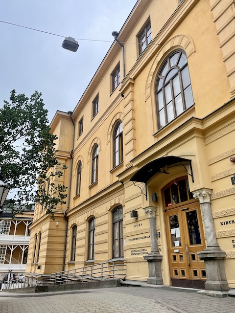 Keltainen Kirurgisen sairaalan päärakennus.
