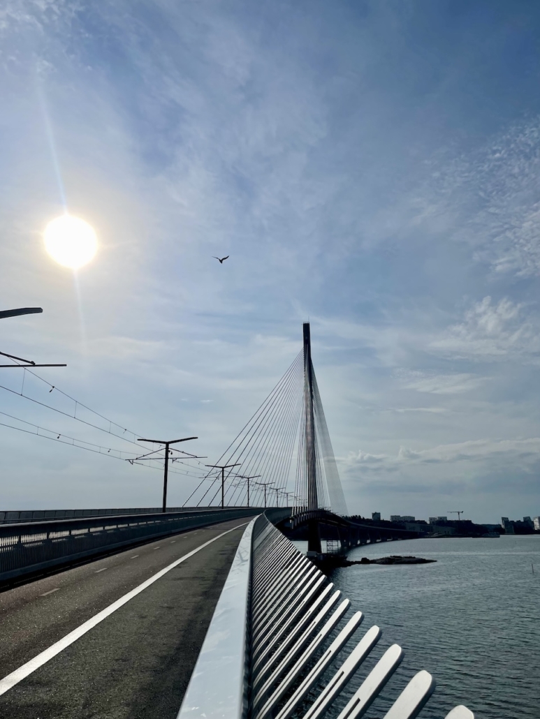 Helsingin Kruunusilta aamuauringossa.
