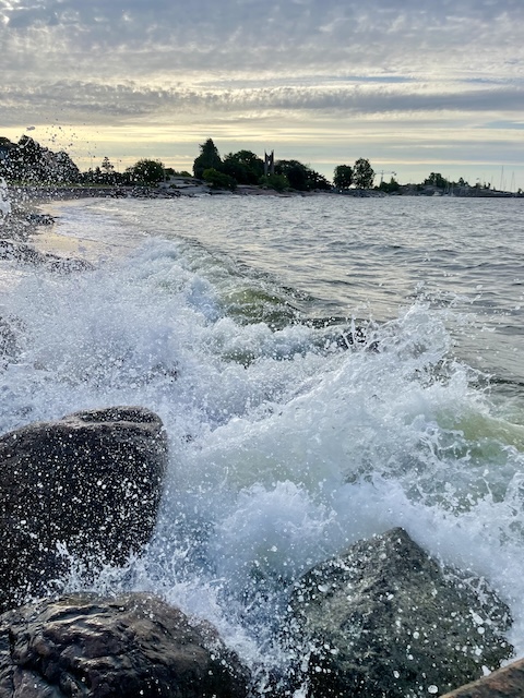 Aallot pärskähtävät rantakiviin.