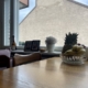 Pöytä, hedelmäkulho ja valokuvat ikkunalaudalla.