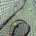 Tennisverkko, kolme tennispalloa ja punainen tennismaila.