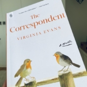 Kirjan The Correspondent kansi, jossa aidalla istuu kaksi lintua kasvokkain.
