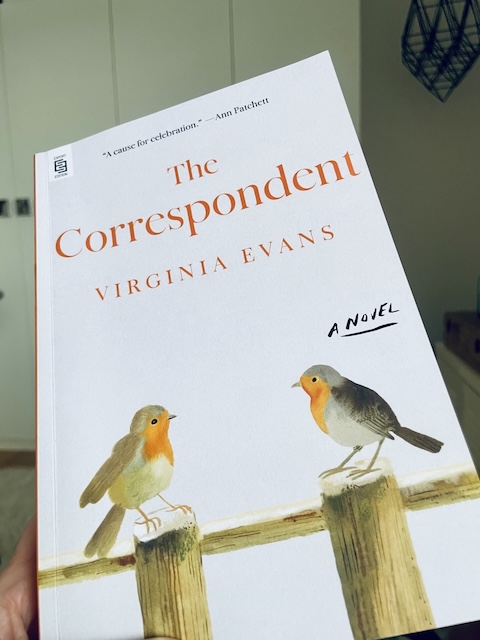 Kirjan The Correspondent kansi, jossa aidalla istuu kaksi lintua kasvokkain.