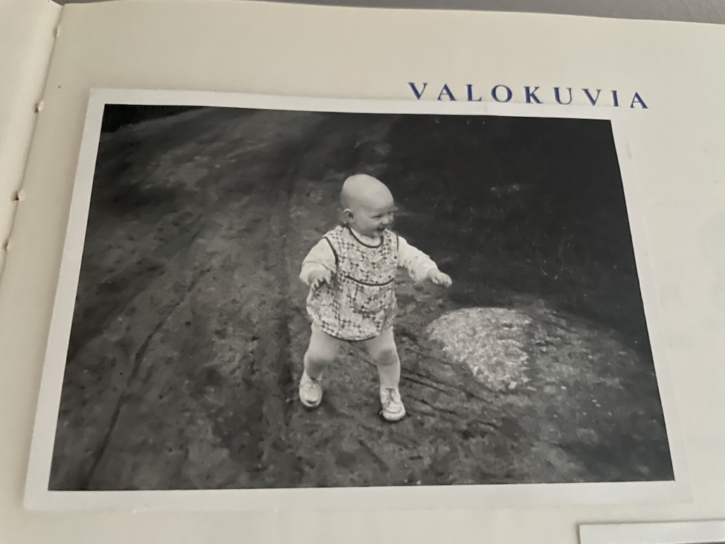 Minä pienenä yksivuotiaana kävelemässä.