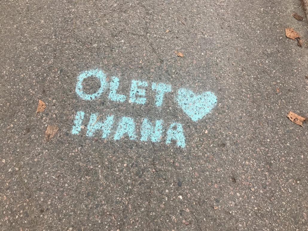 Katuun kirjoitettu teksti Olet ihana ja sydänkuvio.