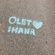 Katuun kirjoitettu teksti Olet ihana ja sydänkuvio.