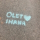 Katuun kirjoitettu teksti Olet ihana ja sydänkuvio.