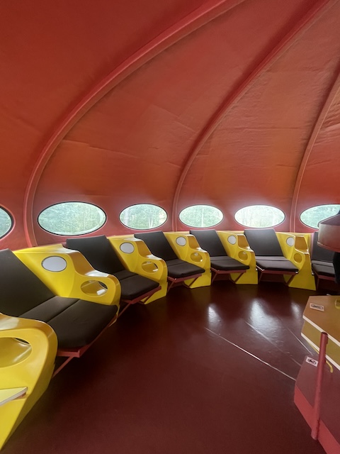 Futuro Penkkejä rivissä Futuro-talon sisällä.