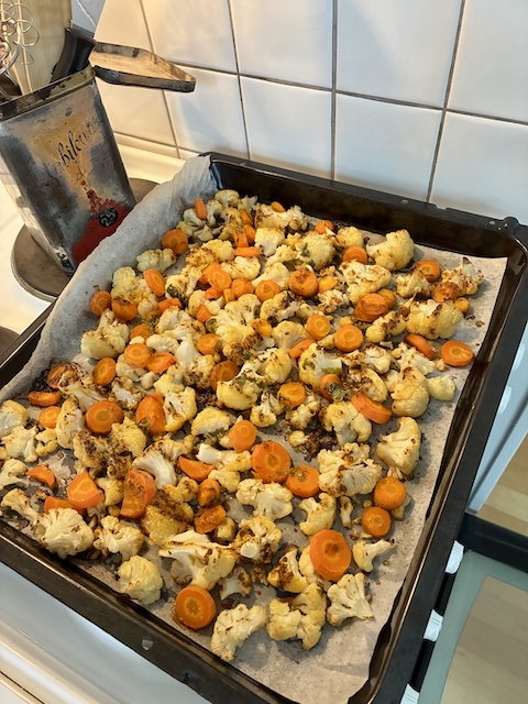 Kukkakaali ja porkkanat Paahdettuja kukkakaalin nuppuja ja porkkanarenkaita uunipellillä.