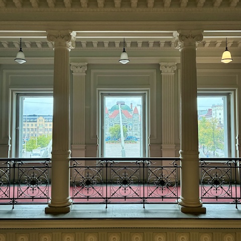 Rautatientori Atenumista katsoen Ikkunanäkymä Ateneumista Rautatientorille.