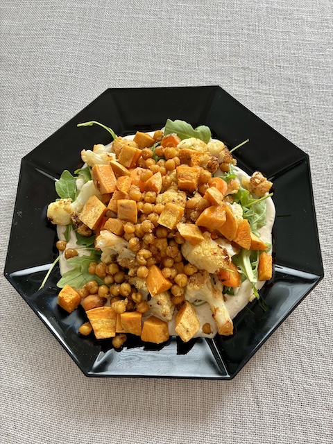 Valmis annos on ihan mukiin menevä! Paahdettuja kasviksia rucola-tahinipedillä.