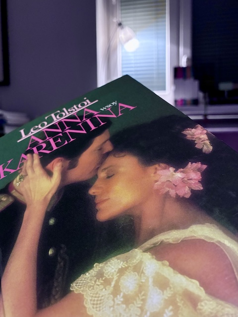 Kirjan Anna Karenina kansi.