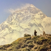 Taustalla jäinen Mount Everest ja Tenzing sitä unelmoimassa.