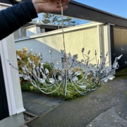Krominvärinen kattokruunu.
