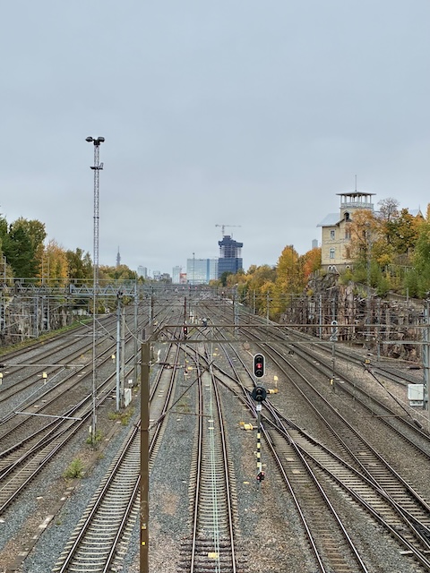 Tyhjät junanraiteet Linnunlaulun sillalta Pasilaan päin katsottuna.