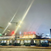 Raitiovaunu Mannerheimintiellä Lasipalatsin edustalla.